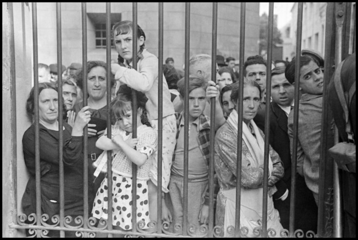 Πλήθος κόσμου έξω από το νεκροτομείο μετά από αεροπορική επιδρομή στη Βαλένθια, Ισπανία - Μάιος 1937