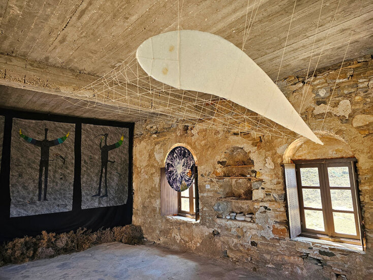 Αιωρούμενη κατασκευή από σπάγκο και μάρμαρο, του Saulius Valius