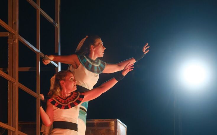 Λένα Παπαληγούρα και Λουκία Μιχαλοπούλου στις «Ικέτιδες» © Πάτροκλος Σκαφίδας