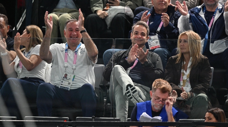 Ο πρωθυπουργός της Ελλάδας Κυριάκος Μητσοτάκης και η σύζυγός του Μαρέβα Γκραμπόφσκι - Μητσοτάκη παρακολούθησαν την προσπάθεια του Λευτέρη Πετρούνια