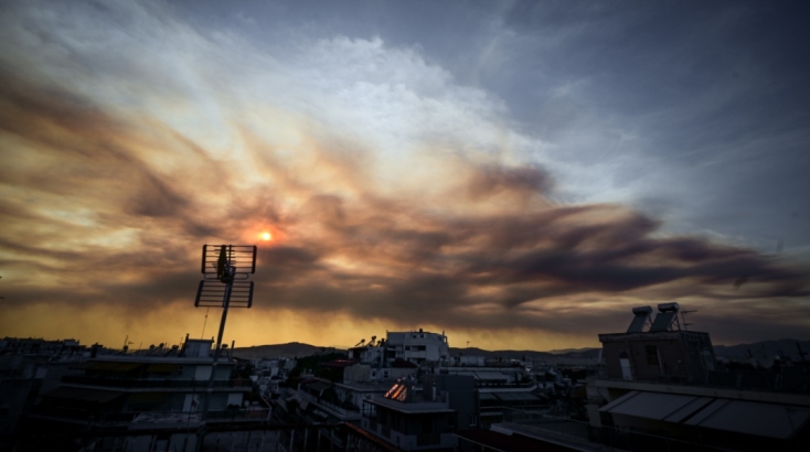Ολονύχτια η μάχη με τις φλόγες στην Εύβοια - Καίει ανεξέλεγκτα η φωτιά
