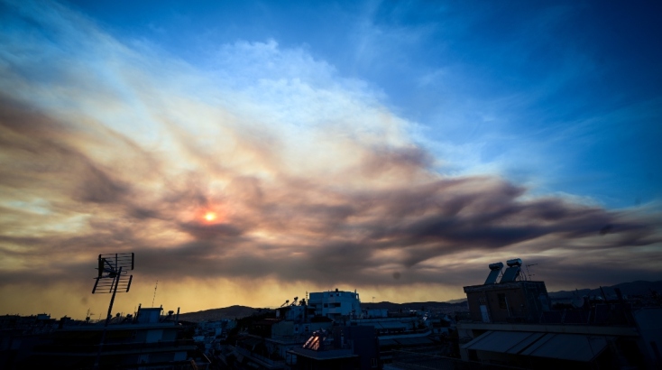 Ολονύχτια η μάχη με τις φλόγες στην Εύβοια - Καίει ανεξέλεγκτα η φωτιά