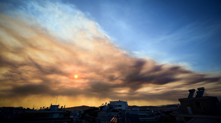 Ολονύχτια η μάχη με τις φλόγες στην Εύβοια - Καίει ανεξέλεγκτα η φωτιά