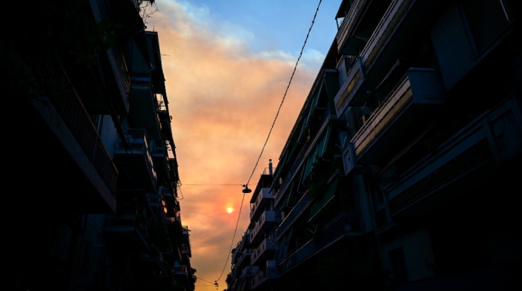 Φωτιά στην Εύβοια: Ο καπνός κάλυψε και τον ουρανό της Αθήνας