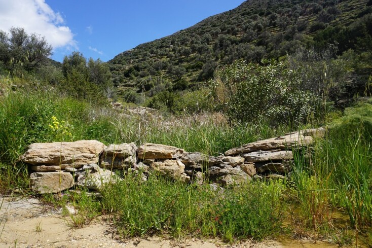 Λίθινος αναβαθμός στον Καβουροπόταμο της Πάρου ©MedINA