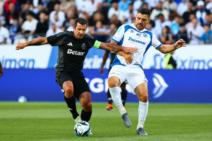 Ο Λουίς Φίγκο κόντρα στον Κώστα Κατσουράνη στο φιλικό των UEFA All Stars με τους Legends 2004 