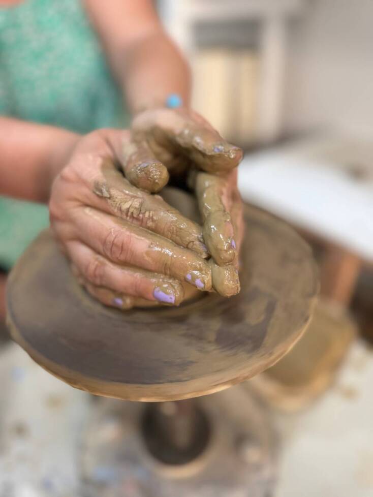 Clayground: τα wabi-sabi κεραμικά της Μαρίλης Τοπούζογλου