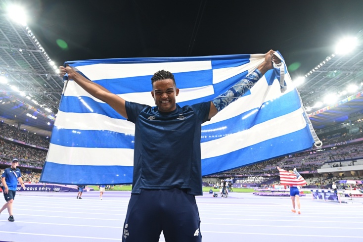 Ο Εμμανουήλ Καραλής ποζάρει με την ελληνική σημαία