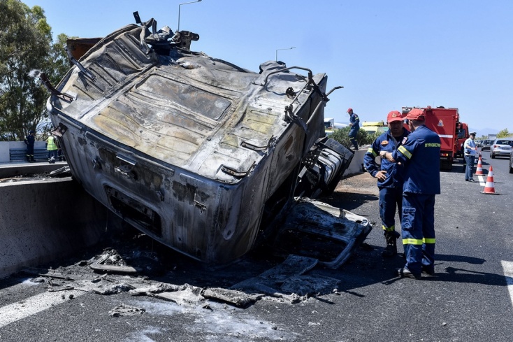 Δυνάμεις της Πυροσβεστικής παραμένουν στο σημείο της ανατροπής του βυτιοφόρου που τυλίχθηκε στις φλόγες στην Εθνική Οδό Αθηνών - Κορίνθου