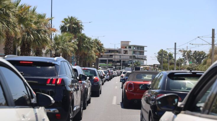 Μποτιλιάρισμα χιλιομέτρων στην παραλιακή μετά από τροχαίο - Ανετράπη ΙΧ