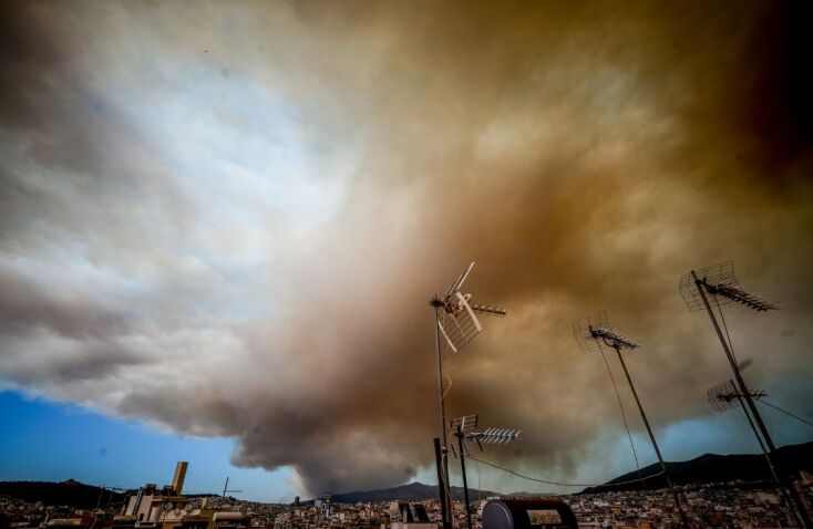 Σκοτείνιασε ο ουρανός της Αττικής λόγω της μεγάλης φωτιάς στον Βαρνάβα