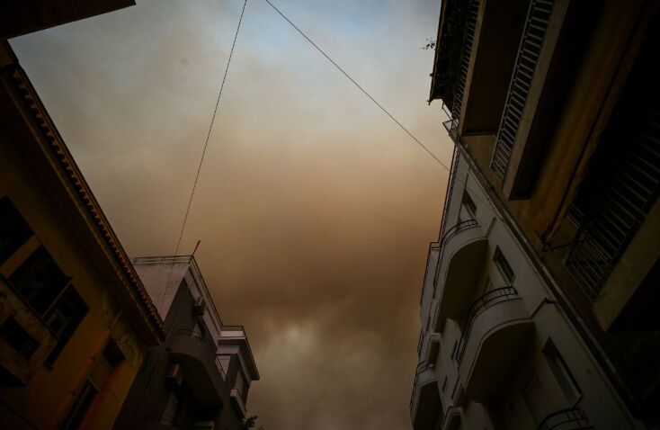 Σκοτείνιασε ο ουρανός της Αττικής λόγω της μεγάλης φωτιάς στον Βαρνάβα