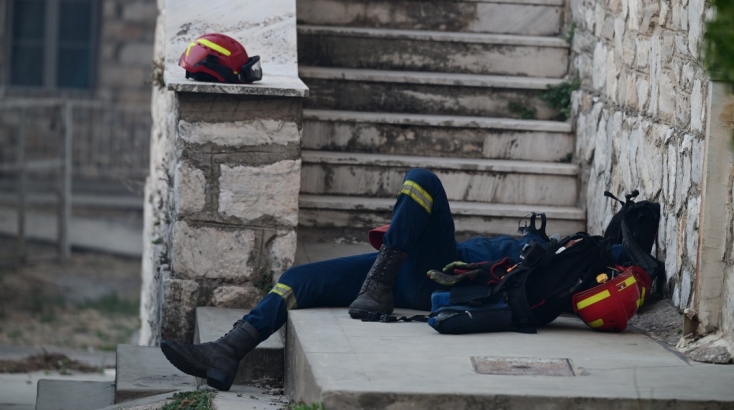 Η συγκλονιστική φωτογραφία του εξαντλημένου πυροσβέστη