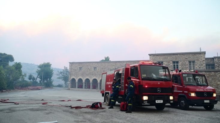 Τιτάνια και άνιση είναι η μάχη που δίνουν οι εκατοντάδες πυροσβέστες με τη φωτιά
