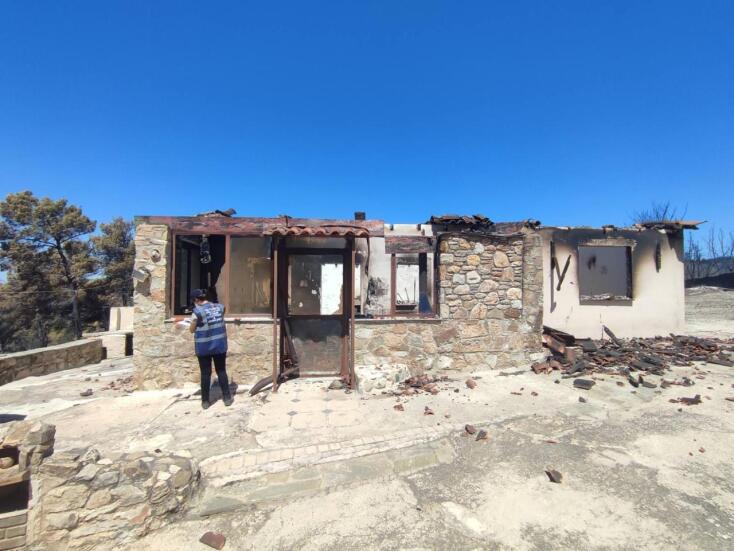 Φωτιά στην Αττική: Αυτοψία για την καταγραφή των ζημιών στις πυρόπληκτες περιοχές από κλιμάκια της Πολιτικής Προστασίας.