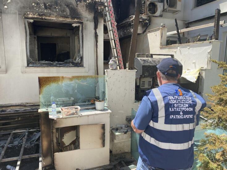 Φωτιά στην Αττική: Αυτοψία για την καταγραφή των ζημιών στις πυρόπληκτες περιοχές από κλιμάκια της Πολιτικής Προστασίας.