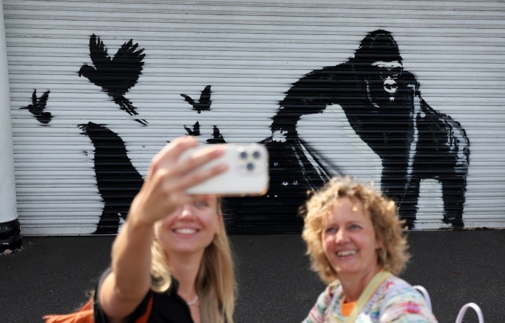 Banksy: Με έναν γορίλα που απελευθερώνει πουλιά, ο street artist ολοκληρώνει τη σειρά των ζώων που εμφανίστηκαν αιφνιδιαστικά σε τοίχους του Λονδίνου.