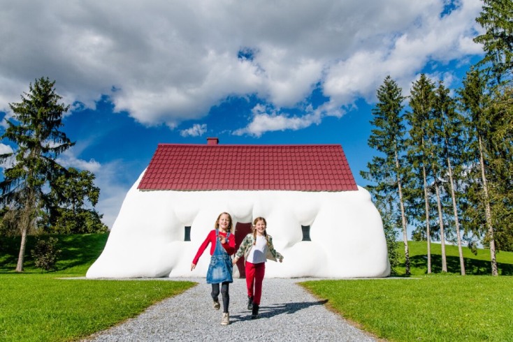 Αυστριακό πάρκο γλυπτικής, έκθεμα Fat House του Erwin Wurm 