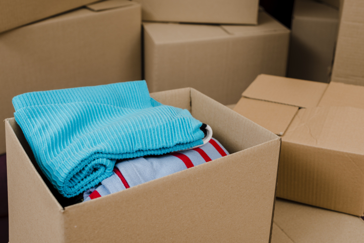 Πακετάρισμα ρούχων σε κούτες