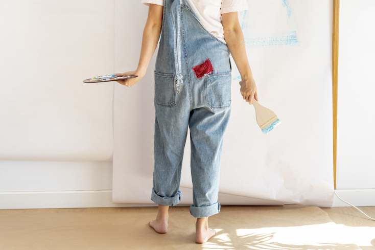 γυναίκα βάφει τοίχο 