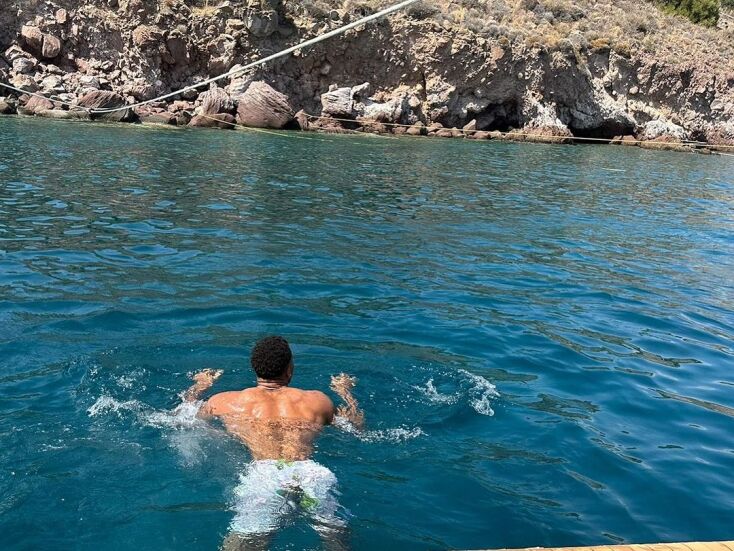 Οι διακοπές του Γιάννη Αντετοκούνμπο με τα αδέλφια του στις Κυκλάδες και η βόλτα με το σκάφος