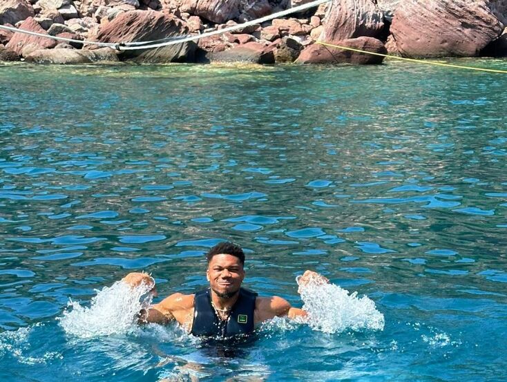 Οι διακοπές του Γιάννη Αντετοκούνμπο με τα αδέλφια του στις Κυκλάδες και η βόλτα με το σκάφος