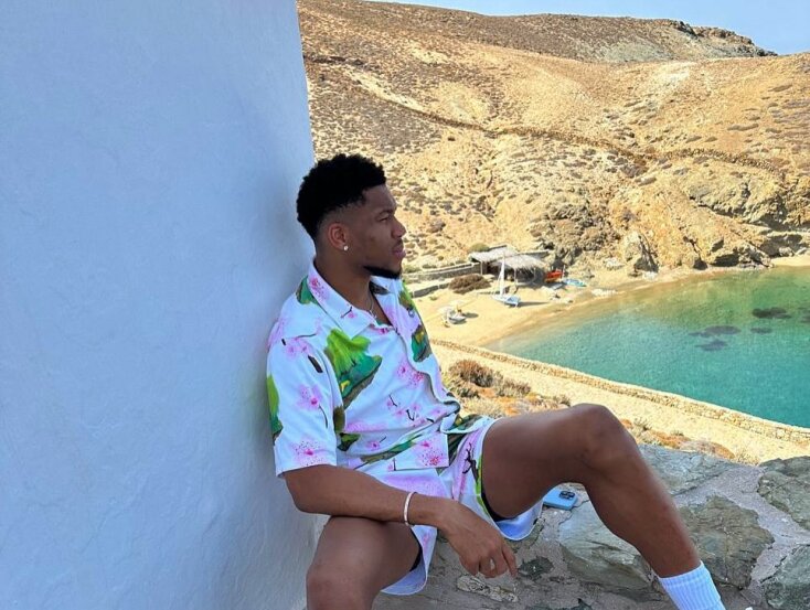 Οι διακοπές του Γιάννη Αντετοκούνμπο με τα αδέλφια του στις Κυκλάδες και η βόλτα με το σκάφος