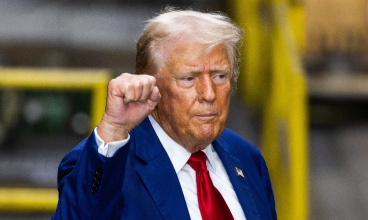 Πότε ξανθά, πότε πλατινέ, πότε άσπρα...: Τι συμβαίνει με τα μαλλιά του Τραμπ