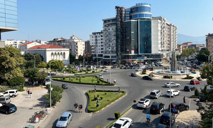 Η Σκόδρα στη βόρειο Αλβανία. Οι άνθρωποι φοβερά φιλόξενοι και χαμογελαστοί. Έχοντας ζήσει στην Τουρκία, ένιωθα λες και ήμουν σε μια οποιαδήποτε τουρκική πόλη μεσαίου μεγέθους της ενδοχώρας: ίδια μαγαζιά, ίδιες επιγραφές, ίδια αρχιτεκτονική