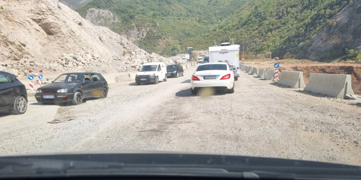 Εθνική οδός Τιράνων – Κοριτσάς. Καληνύχτα και καλή τύχη. (Το τροχόσπιτο μπροστά μας είχε γιαπωνέζικες (!) πινακίδες. Μας έδωσε κουράγιο