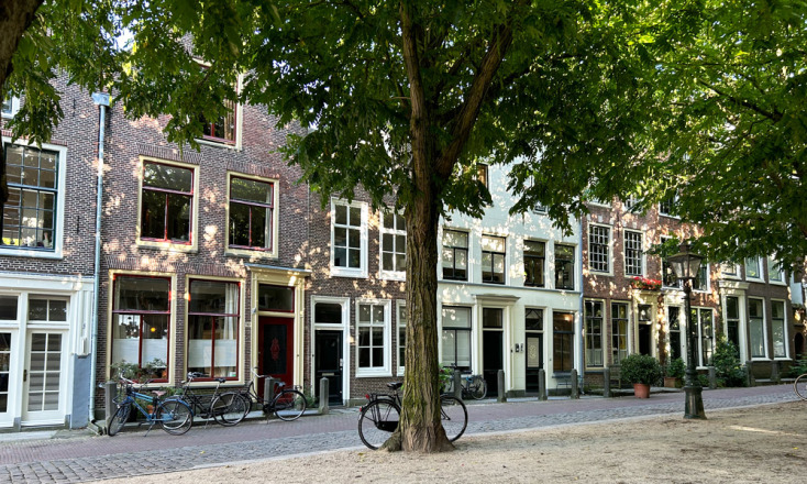 Ένα απόγευμα στο Λάιντεν. Οι κάτοικοι μόλις έχουν μαζέψει τα τραπέζια και τις καρέκλες από το μεσημεριανό τους έξω στον δρόμο