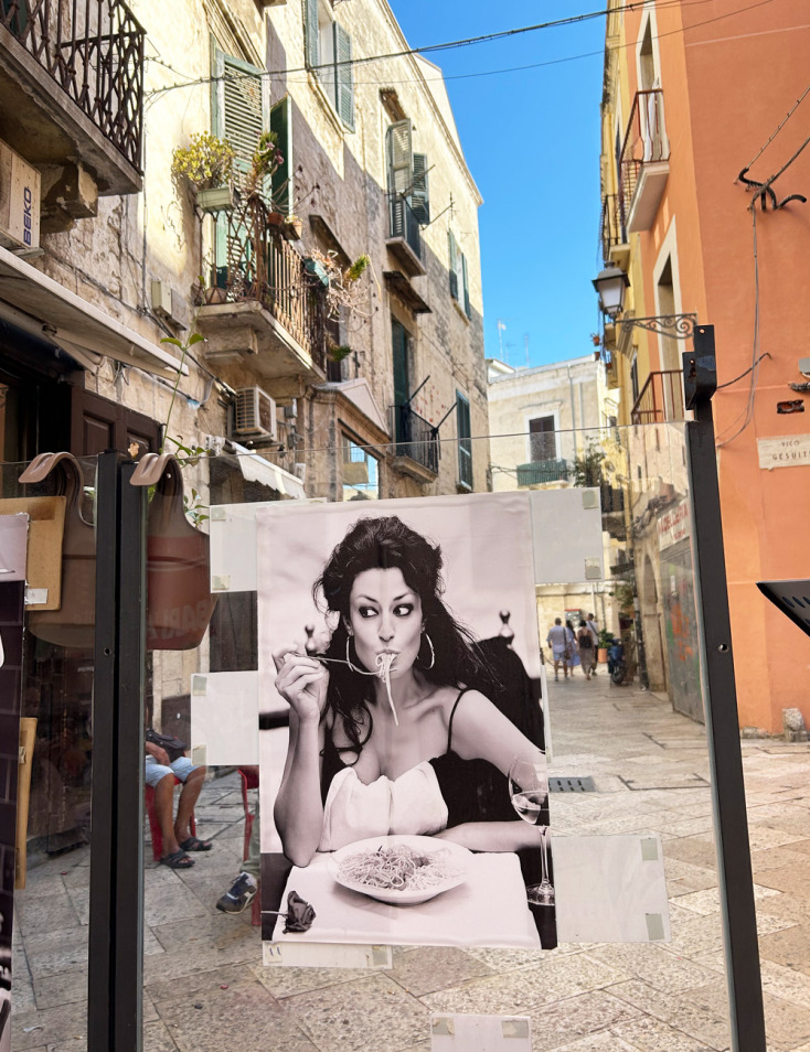 Η Δωροθέα Μερκούρη σε αφίσα στο Μπάρι, μέχρι να φύγει το πλοίο