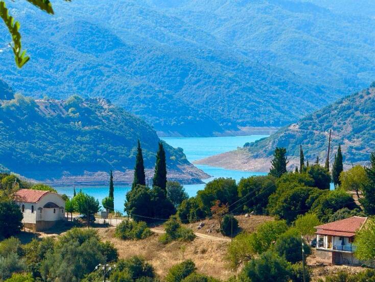 Παρατηρώντας τη στάθμη του Μόρνου από το γραφικό Λιδωρίκι