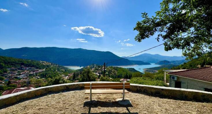 Παρατηρώντας τη στάθμη του Μόρνου από το γραφικό Λιδωρίκι