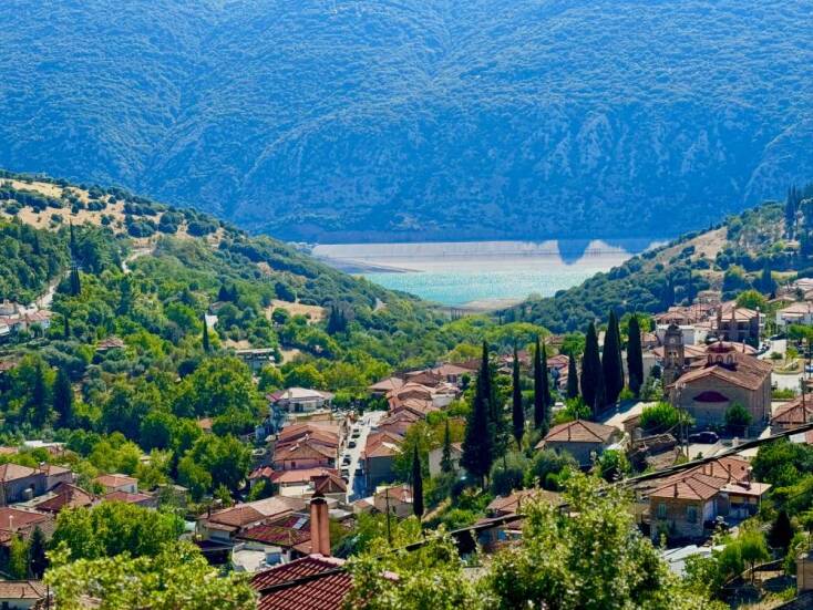 Παρατηρώντας τη στάθμη του Μόρνου από το γραφικό Λιδωρίκι