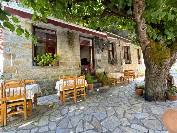 Παρατηρώντας τη στάθμη του Μόρνου από το γραφικό Λιδωρίκι