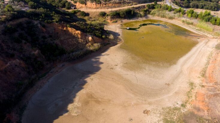 «Στέρεψε» η τεχνητή λίμνη του Κάτω Σχολαρίου παραπέμποντας σε εικόνα ερήμου