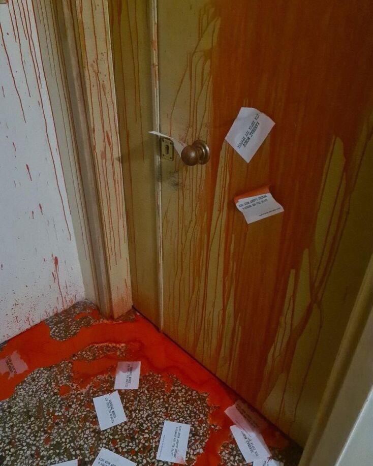 Βανδάλισαν το γραφείο της Έλενας Ράπτη - «Όσο και αν το επιδιώκουν οι θρασύδειλοι τραμπούκοι, δεν μας εκφοβίζουν», λέει η ΝΔ