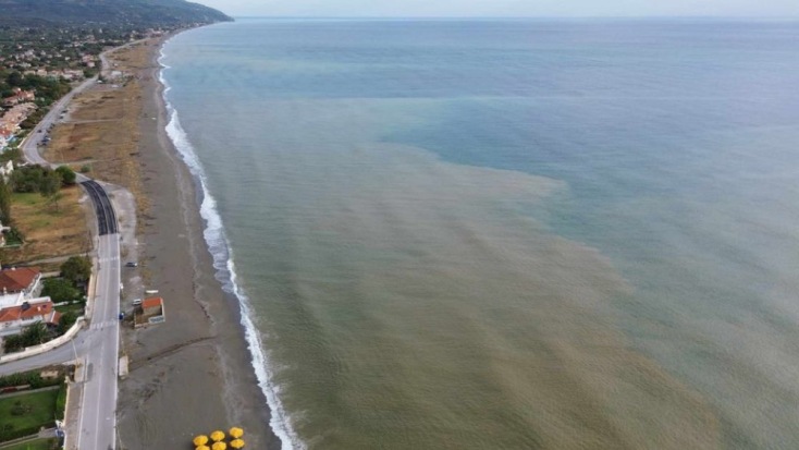 Η θάλασσα έγινε καφέ στον Αγιόκαμπο