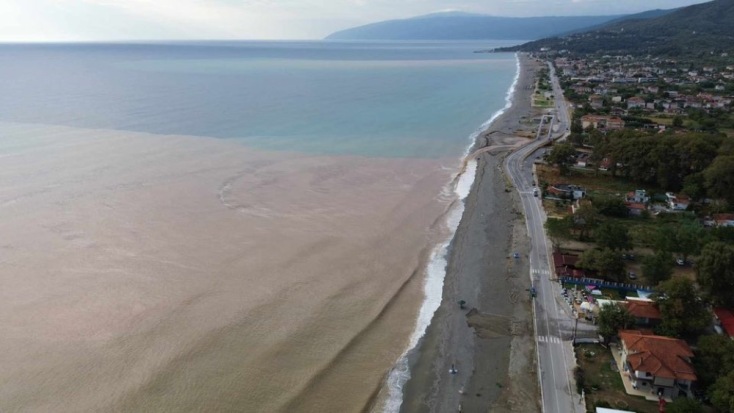 Η θάλασσα έγινε καφέ στον Αγιόκαμπο Λάρισας από την κακοκαιρία