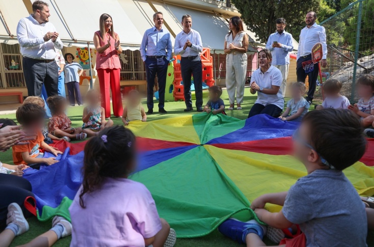 Παιδάκια στο προαύλειο βρεφονηπιακού σταθμού γεμάτο παιδάκια κατά την επίσκεψη του Κυριάκου Μητσοτάκη