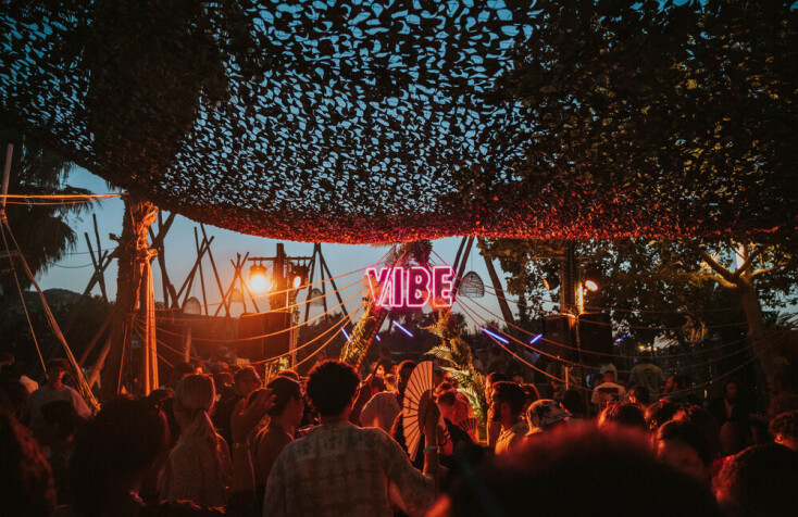 To Vibe, γνωστό mobile club της Αθήνας γιορτάζει τα 4 χρόνια του με ένα μεγάλο πάρτι στη Βάρκιζα με όλους τους αγαπημένους Djs του, την Παρασκευή 6 Σεπτεμβρίου. 