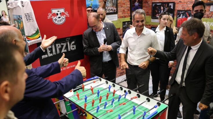 Μητσοτάκης στη ΔΕΘ: Έπαιξε ποδοσφαιράκι και πήρε εύσημα από τον Γερμανό αντικαγκελάριο