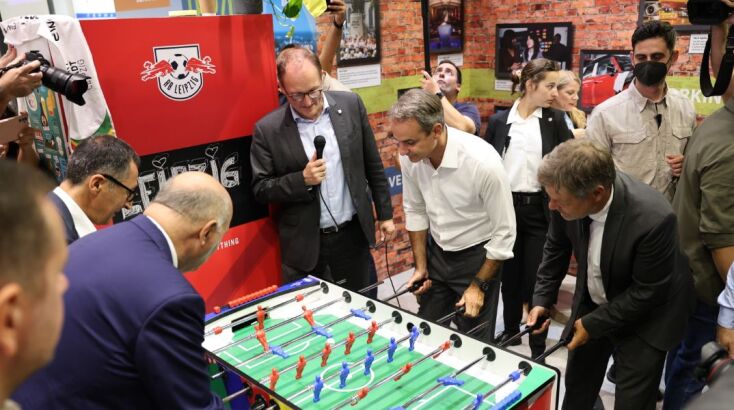 Μητσοτάκης στη ΔΕΘ: Έπαιξε ποδοσφαιράκι και πήρε εύσημα από τον Γερμανό αντικαγκελάριο