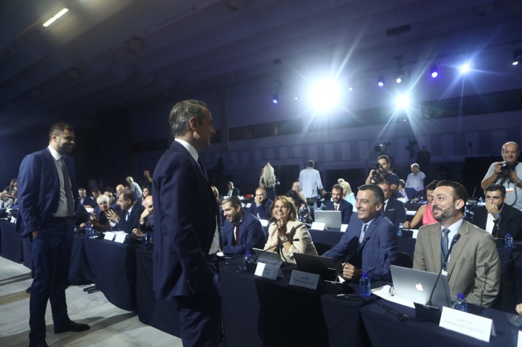 Ο Κυριάκος Μητσοτάκης συνομιλεί με δημοσιογράφους πριν τη συνέντευξη Τύπου στην 88η ΔΕΘ