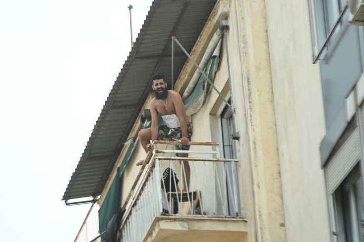 Άνδρας απειλεί να ανατινάξει τετράγωνο στην Αχαρνών - Έχει βγει στο μπαλκόνι του σπιτιού του