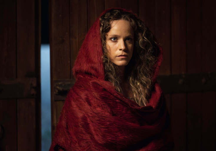 «Μάγισσα - Φλεγόμενη καρδιά»: Φωτογραφίες και βίντεο από τα γυρίσματα του prequel της σειράς «Η Μάγισσα» - Η Έλλη Τρίγγου σε στιγμές on set. 