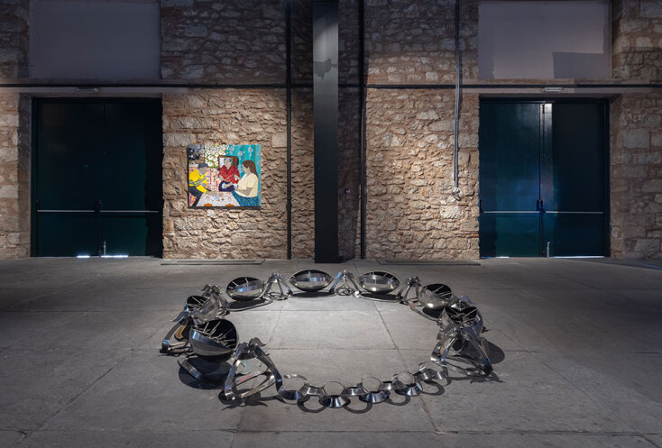 Από μπροστά προς τα πίσω: Καλλιόπη Λεμού, Necklace, 2016 Ανοξείδωτο ατσάλι. // Małgorzata Mirga-Tas Kie Serina / The Card Players, 2018. Ύφασμα, ακρυλικό, μεικτή τεχνική. © Ναταλία Τσουκαλά, ευγενική παραχώρηση ΝΕΟΝ