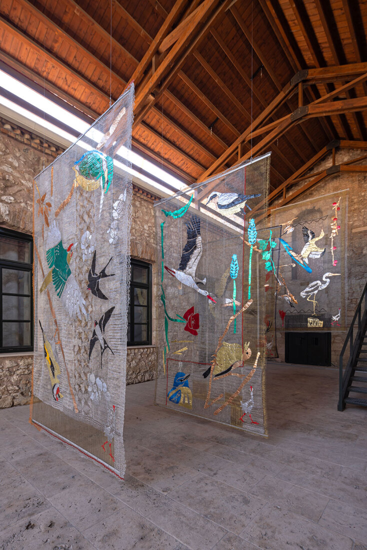 Μαρία Λοϊζίδου, Volant Migrants, 2023, Πλεκτό μεταλλικό νήμα. Έργο κατ’ ανάθεση από το Musée de la Chasse et de la Nature, Παρίσι 2023 © Ναταλία Τσουκαλά, ευγενική παραχώρηση ΝΕΟΝ 