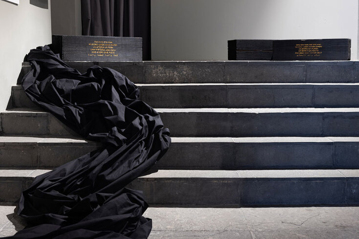 Grada Kilomba, 18 Verses, 2022 (λεπτομέρεια). Απανθρακωμένο ξύλο, χαραγμένο ποίημα, ζωγραφισμένο στο χέρι με χρυσό φύλλο, ύφασμα, οκτακάναλη ηχητική εγκατάσταση © Ναταλία Τσουκαλά, ευγενική παραχώρηση ΝΕΟΝ 